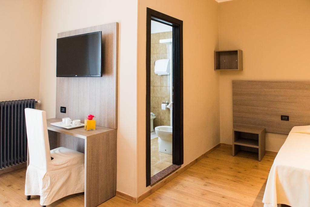 Albergo Grappolo D'Oro مونتيبلونا المظهر الخارجي الصورة