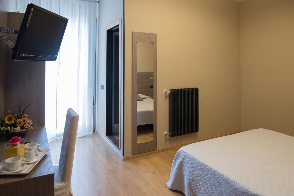 Albergo Grappolo D'Oro مونتيبلونا المظهر الخارجي الصورة
