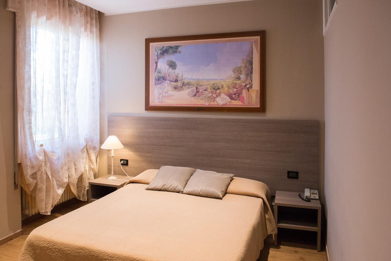 Albergo Grappolo D'Oro مونتيبلونا المظهر الخارجي الصورة