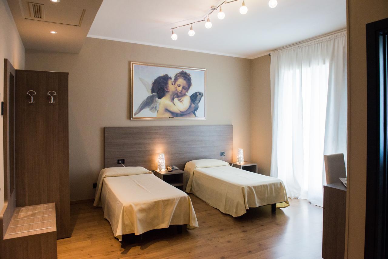 Albergo Grappolo D'Oro مونتيبلونا المظهر الخارجي الصورة