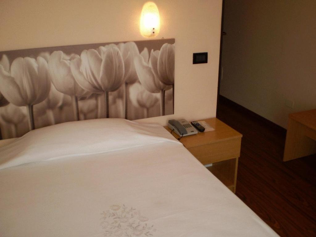 Albergo Grappolo D'Oro مونتيبلونا المظهر الخارجي الصورة